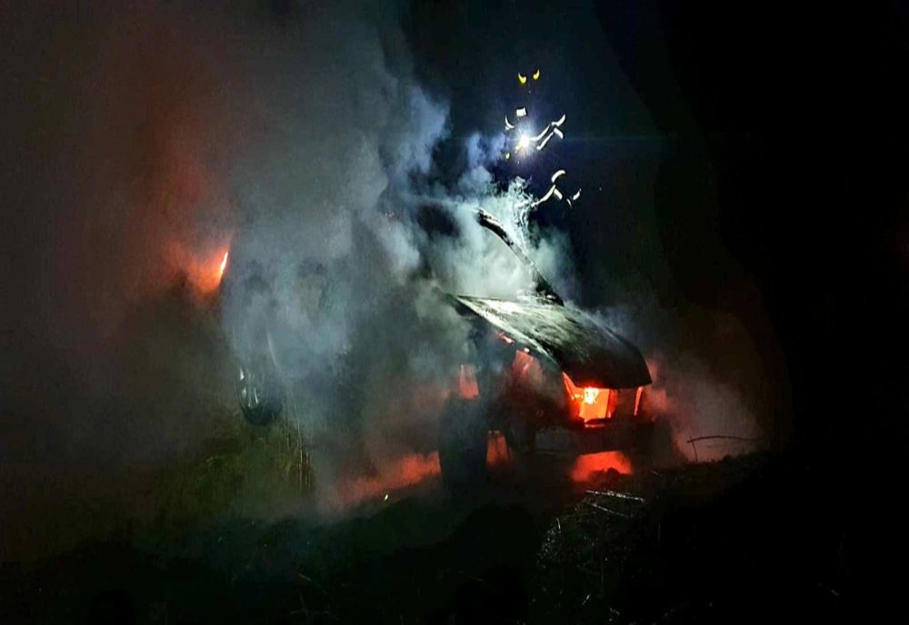 Giurgiu. Autoturism în flăcări pe DJ 601. Pompierii au intervenit cu o autospecială de stingere