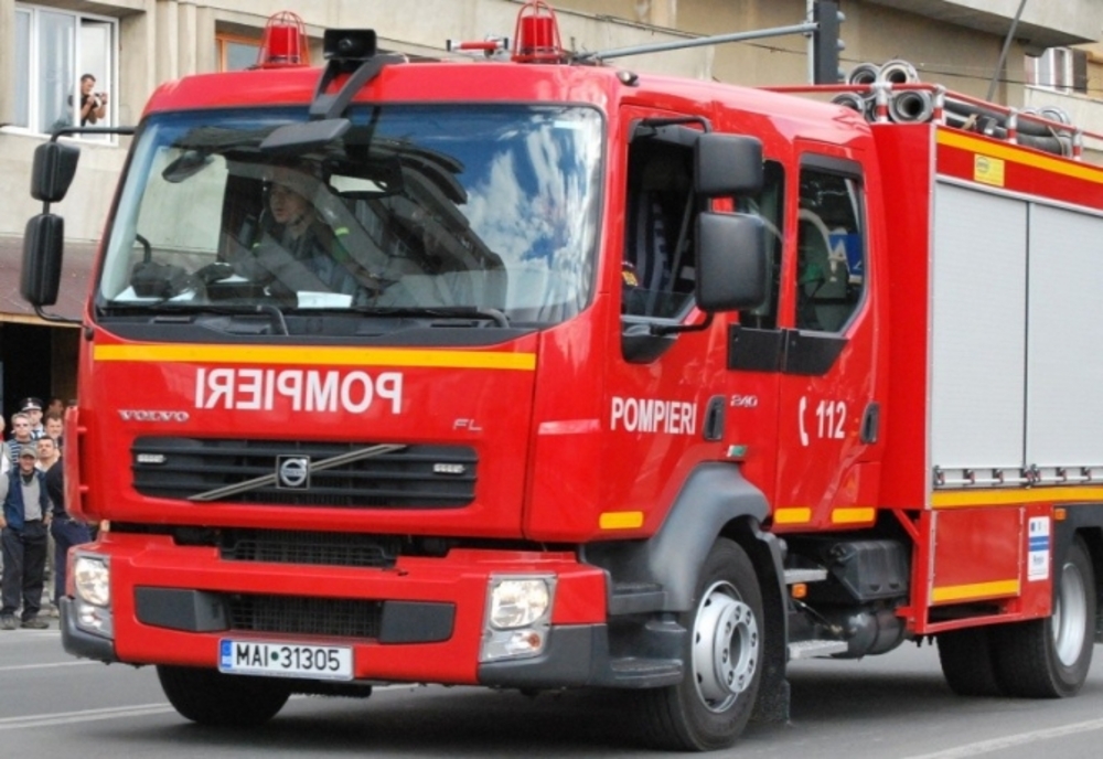 Incendiu violent într-un bloc din Slobozia. 30 de persoane evacuate