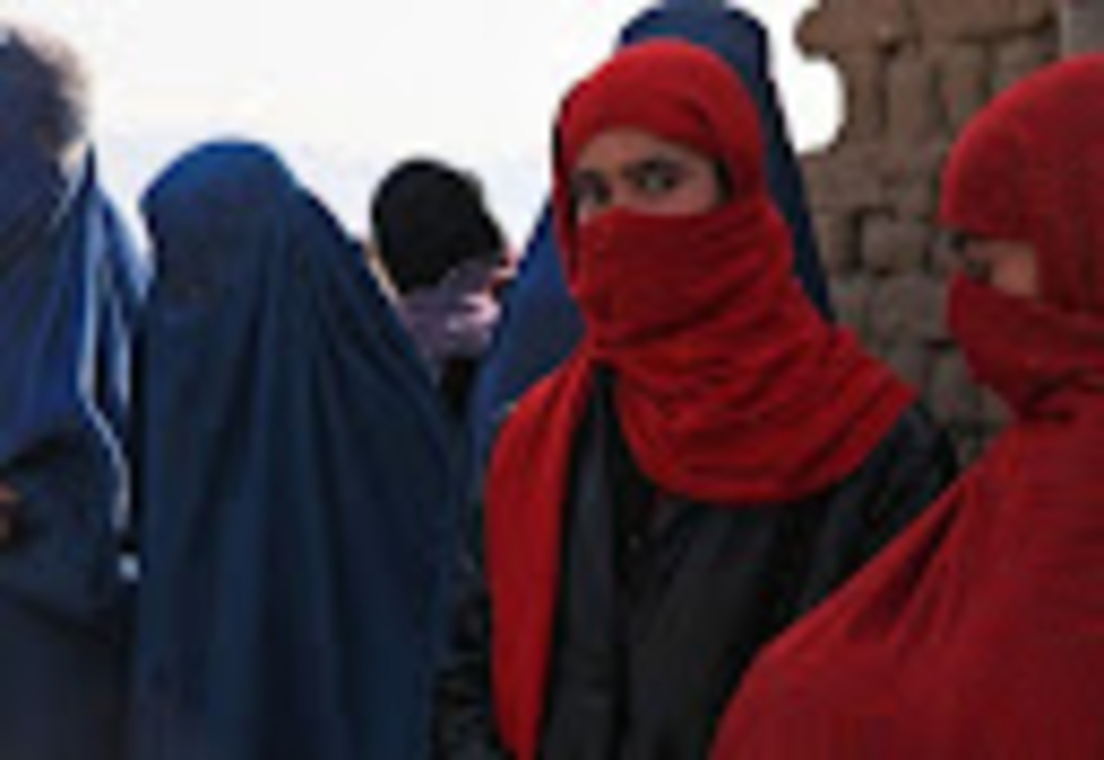Purtătorul de cuvânt al talibanilor: Vălul va fi obligatoriu, dar nu şi burqa