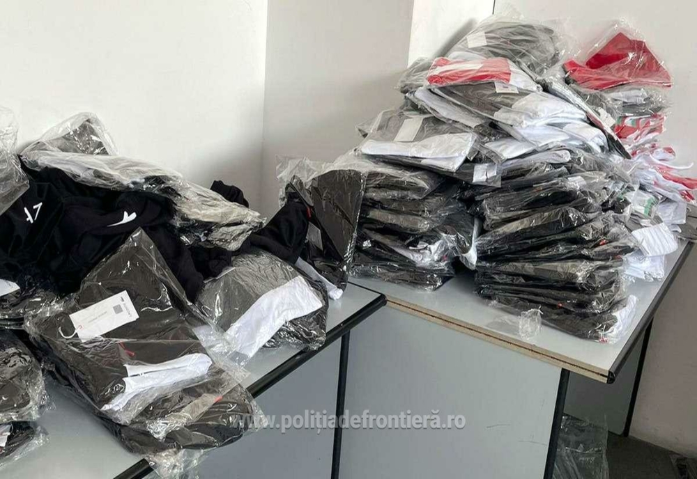 Sute de articole vestimentare, contrafăcute, descoperite de polițiștii de frontieră din cadrul P.T.F. Giurgiu