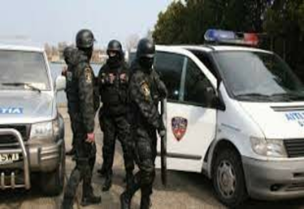 Bătaie și focuri de armă în Răucești! Trei bărbați din Piatra-Neamț și unul din Suceava, arestați