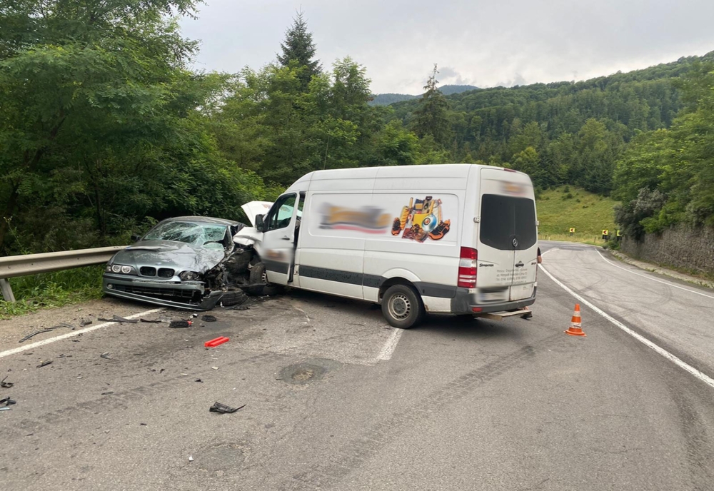 Accident în Tihuța! Un sucevean a intrat cu autoutilitara într-un autoturism condus de un bârgăuan
