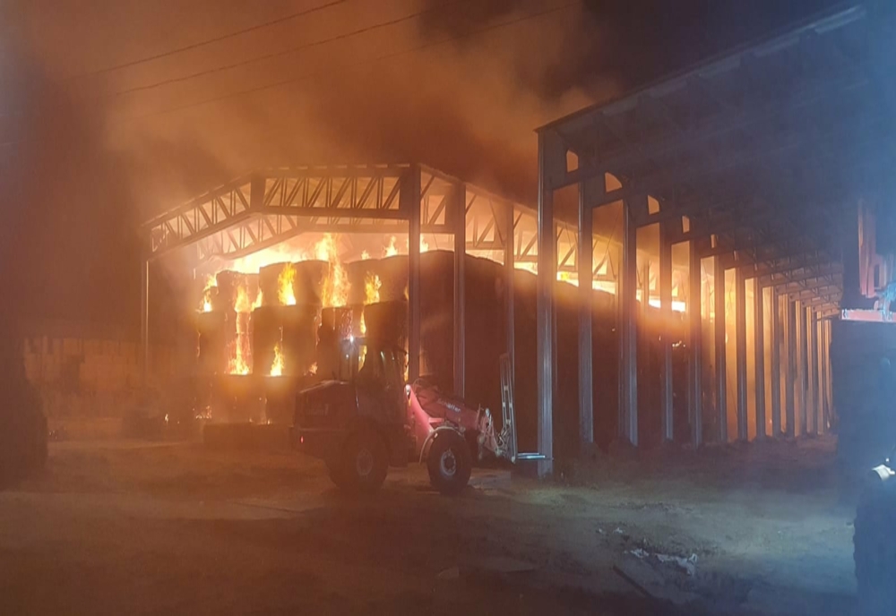 FOTO Incendiu violent la un depozit de furaje. Pompieri din două județe în lupta cu flăcările