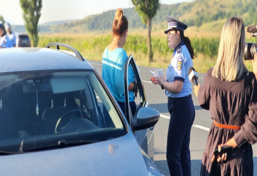 Șoferii care tranzitau județul Bacău, opriți în trafic pentru a fi serviți cu cafea de către polițiștii