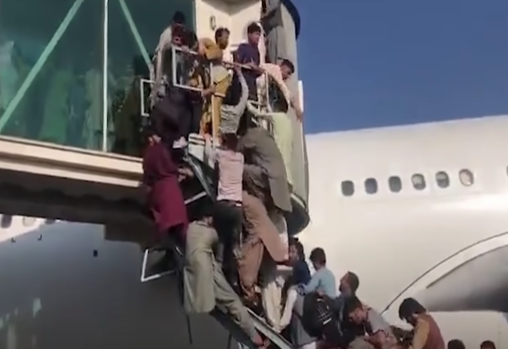 HAOS pe aeroportul din Kabul: Mii de oameni fug din calea talibanilor