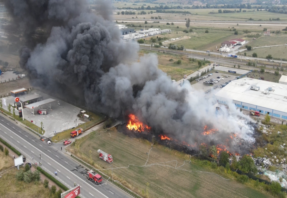 80 de pompieri din şase judeţe au acționat pentru lichidarea incendiului care a cuprins un depozit de materiale reciclabile din Alba Iulia