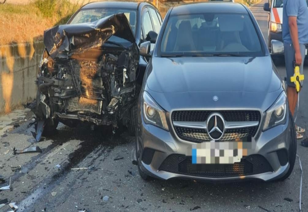Trei maşini implicate într-un accident în Dolj: Patru persoane la spital (VIDEO)