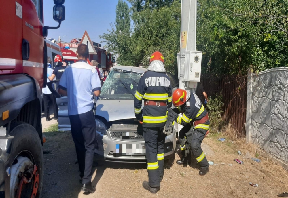 Accident rutier pe DN 61, la Milcovățu. Două persoane transportate la spital în urma impactului dintre un tir și un autoturism