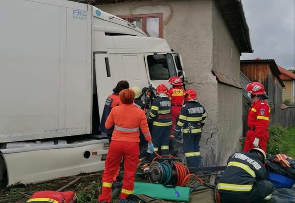 Accident cu trei victime, la Toplița! Traficul este blocat pe un sens