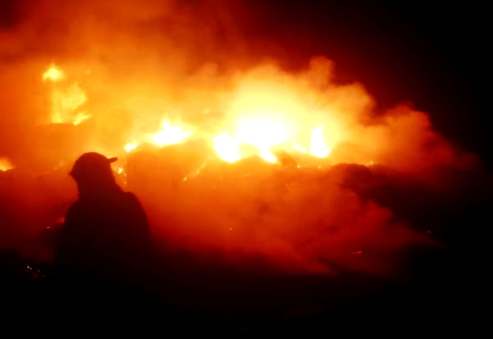 Incendiu la un service auto din Bistrița! Care a fost cauza