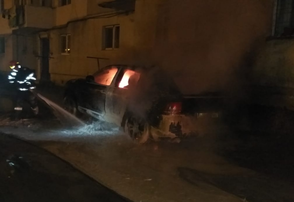 Mașină distrusă de flăcări în Vaslui (FOTO)