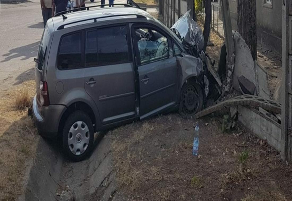 Accident în Olt. O şoferiţă a intrat într-un gard de beton
