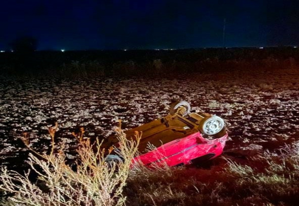 FOTO| O șoferiță de 20 de ani s-a răsturnat cu mașina pe DN21