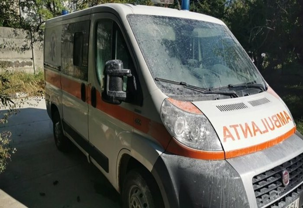 O ambulanță veche a luat foc la sediul SAJ Prahova