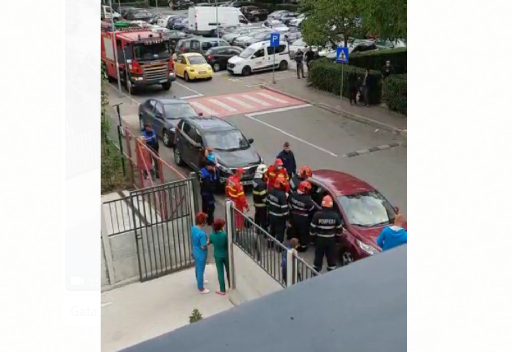 Târgoviște: Copil de 2 ani rămas blocat în mașină, salvat de pompieri