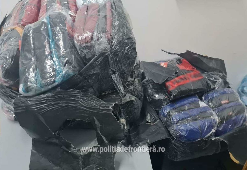 200 de articole vestimentare sport contrafăcute, descoperite la PTF Giurgiu