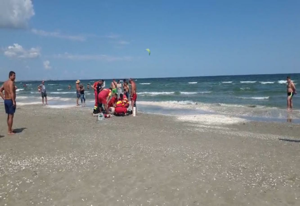 Turiști din Suceava, salvați în ultimul moment din valurile mării