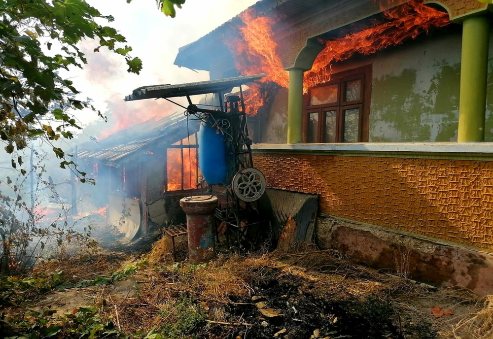 Incendiu violent la Prundu. Șase gospodării au fost afectate de flăcări