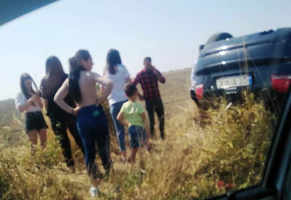 O tânără s-a răsturnat cu maşina, pe un drum din Olt