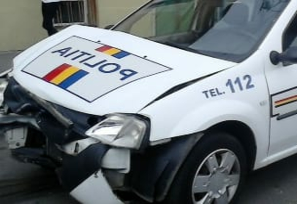 Mașină de Poliție care ducea două femei la audieri, lovită în intersecția de la Big Focșani