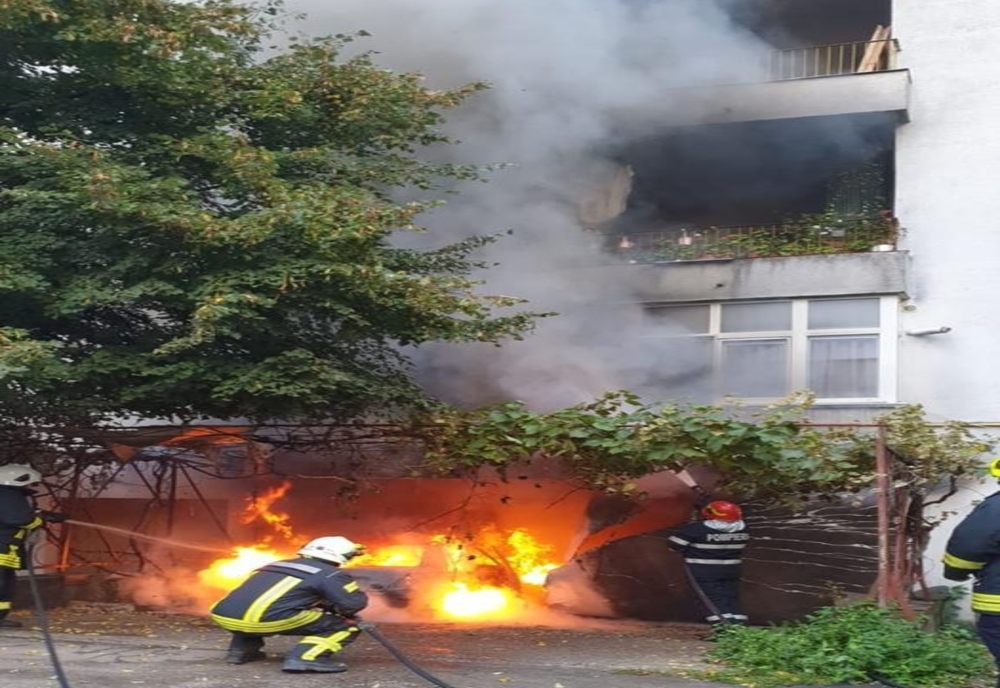 FOTO/VIDEO: Autoturism mistuit de incendiu,  lângă un bloc din Satu Mare! Un bărbat a fost dus la spital, iar mai multe persoane au fost evacuate
