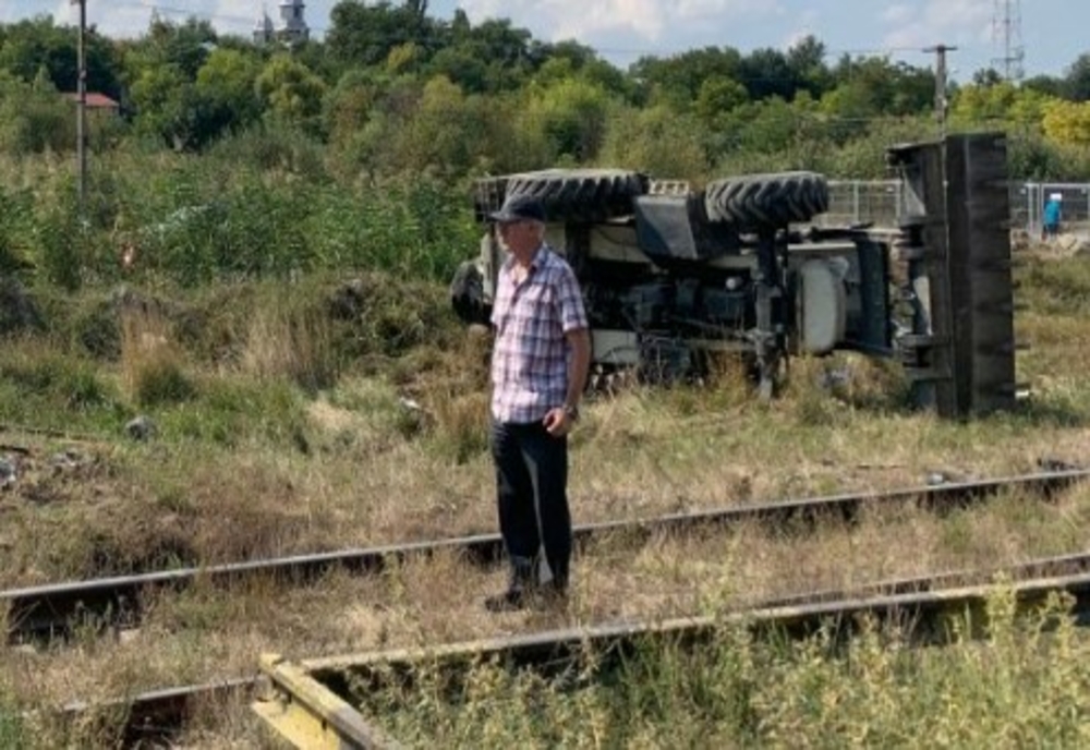 Buldo-excavator lovit de tren pe raza comunei Foltești. Bărbatul care conducea excavatorul a murit