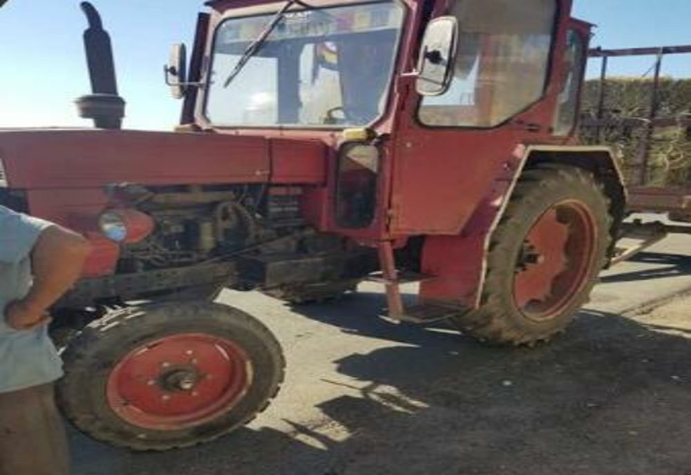 Beat criță și fără permis se plimba cu tractorul pe străzile din Țăndărei
