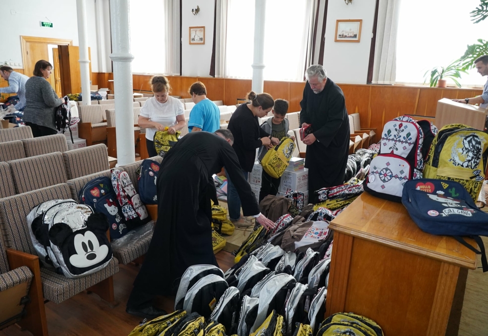 Arhiepiscopia Dunării de Jos a oferit ghiozdane şi rechizite şcolare pentru 4000 de copii