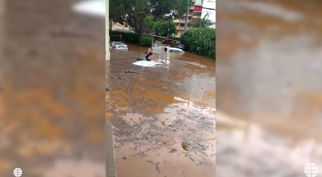 VIDEO. Pe acoperișul mașinii… După uraganul din SUA, e rândul Europei. Spania, devastată de furtuni, grindină și inundații