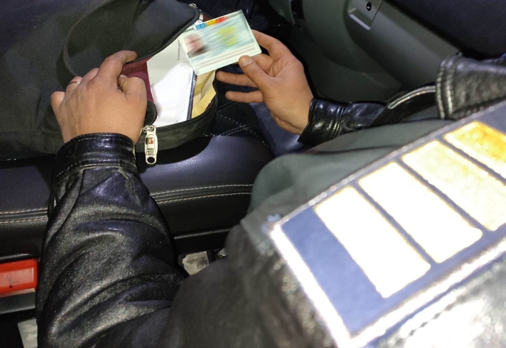Un permis de conducere şi două cărţi de identitate false, descoperite de poliţiştii de frontieră