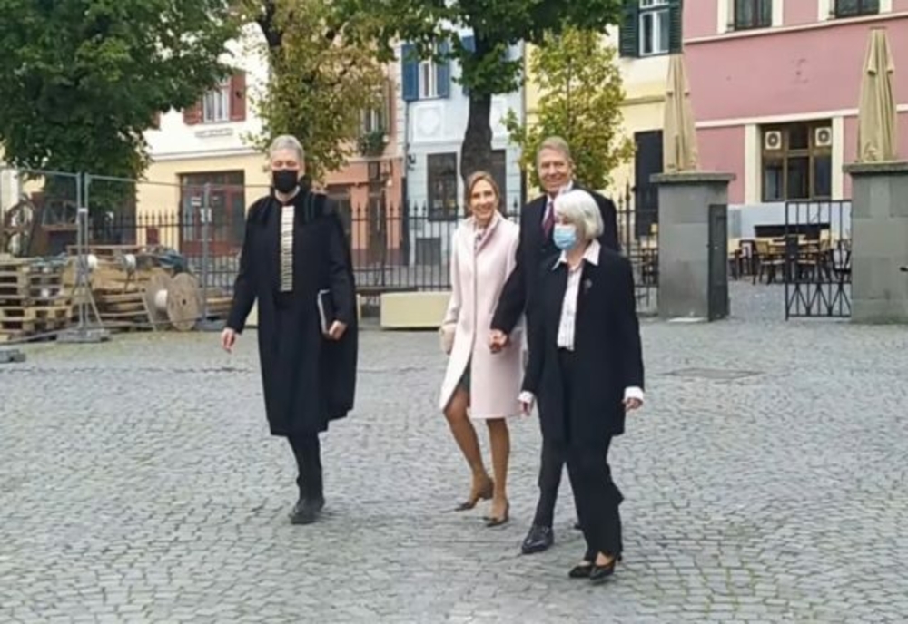 Klaus Iohannis și soția sa au încălcat legea! Cei doi au fost surprinși fără mască de protecție în aer liber, deși măsura era OBLIGATORIE