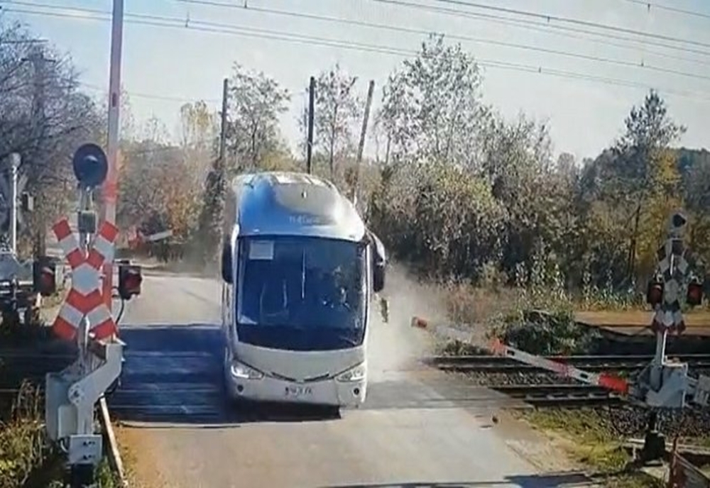 Un autobuz a spulberat barierele în funcțiune, la Tinosu. Incidentul, surprins de camere video