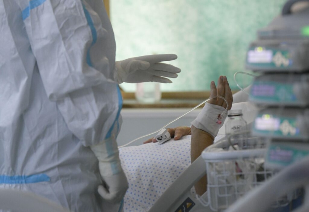 Pacienții de Covid-19 care nu au loc în saloane sunt tratați pe holurile spitalelor! E criză majoră în instituțiile medicale din România!