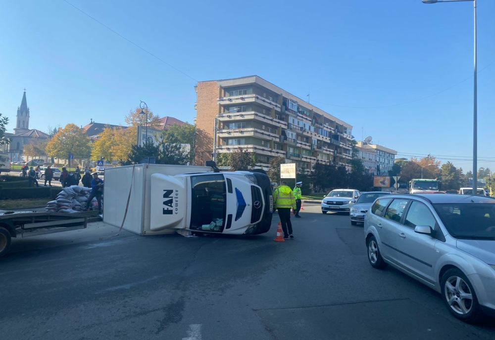 Craiova: Maşina cu colete, răsturnată într-o intersecţie