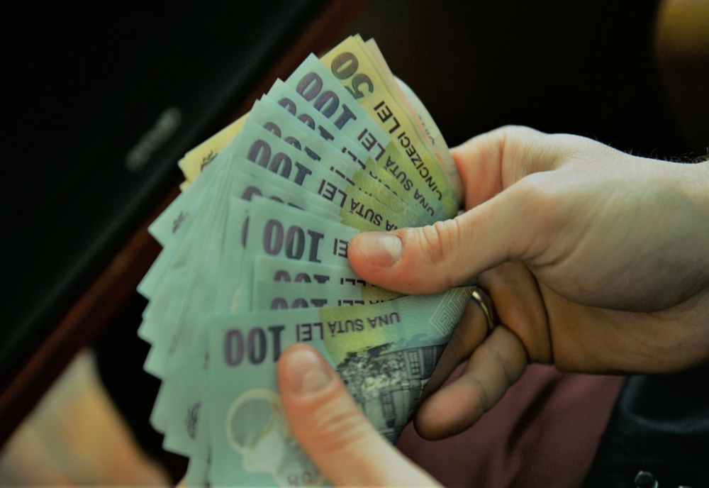 Semnal de alarmă pentru românii care au rate la bancă! Cresc ratele la creditele în lei