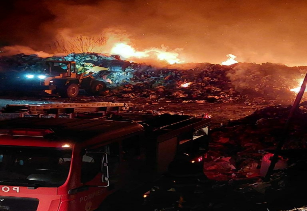 FOTO VIDEO Incendiu violent la un depozit de deșeuri