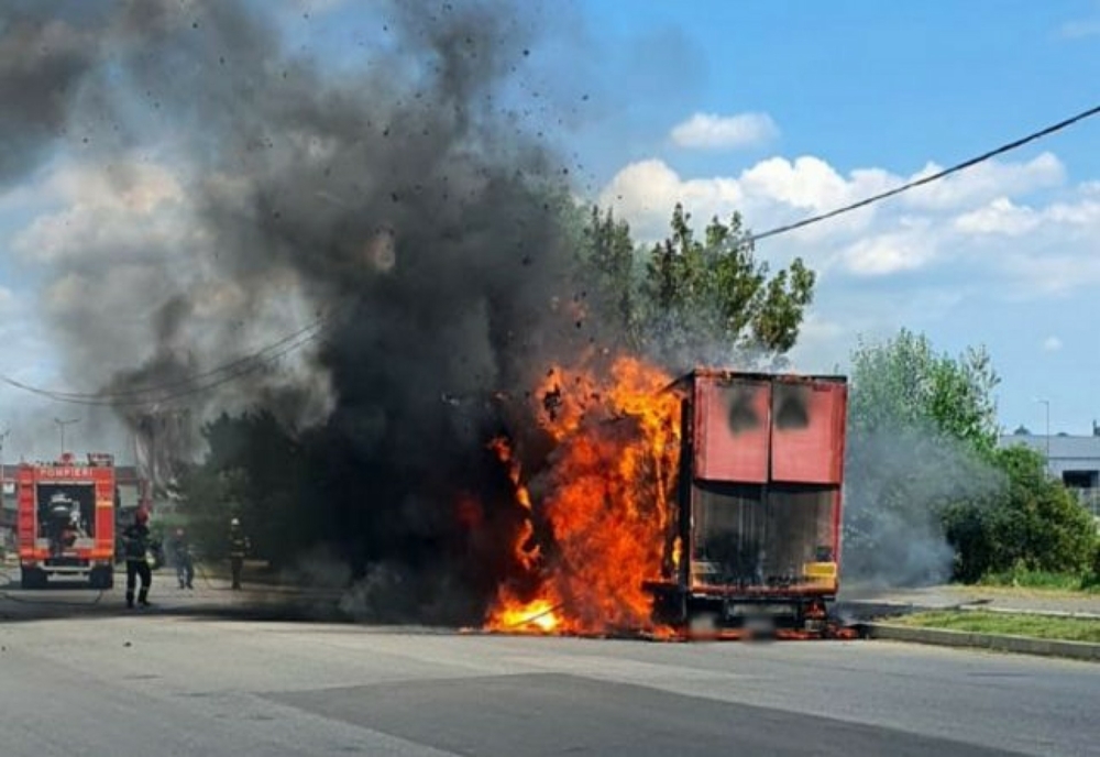 Un camion încărcat cu porumb a luat foc la Ariceștii Rahtivani