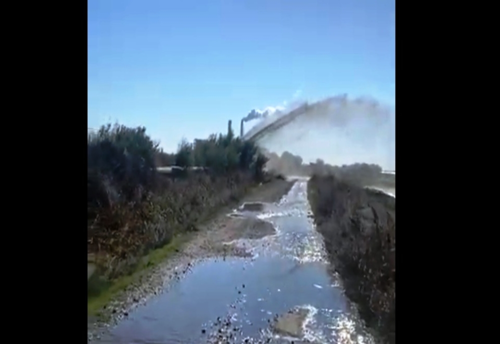 Conducta de apă uzată a Craiovei, spartă. Zeci de hectare de teren, inundate