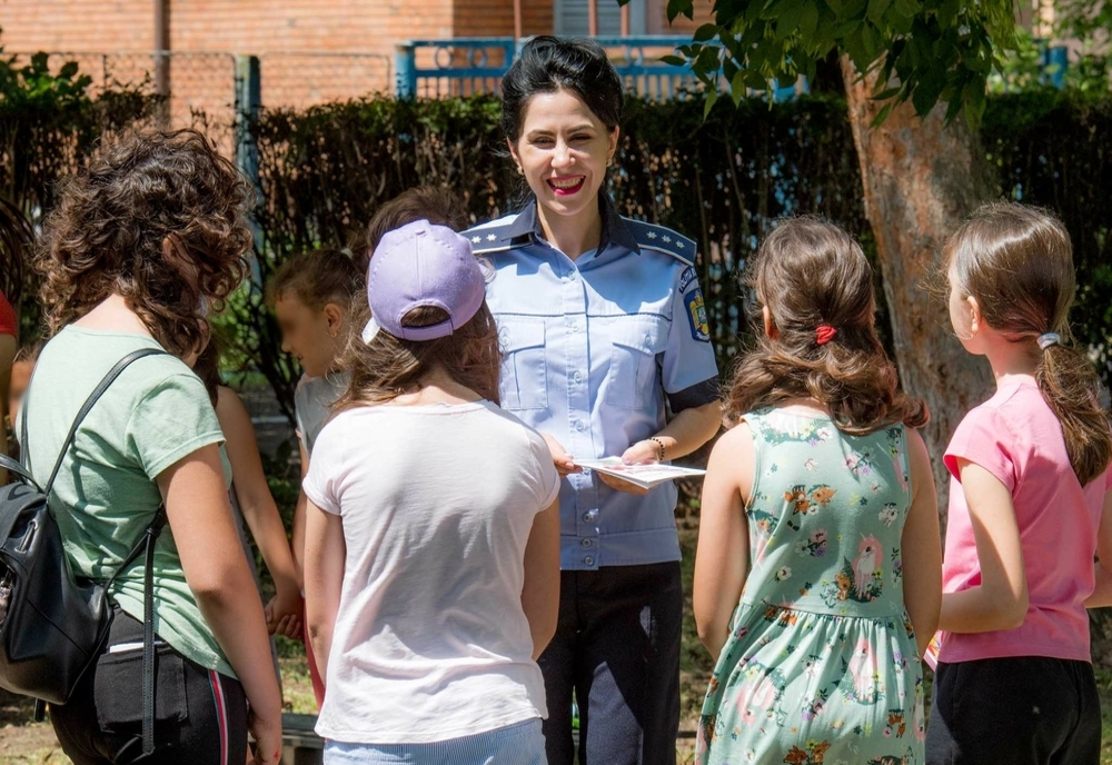 Polițiștii de la IPJ Buzău au fost ieri alături de copii pentru a discuta despre importanţa educaţiei, indiferent de forma pe care o îmbracă aceasta