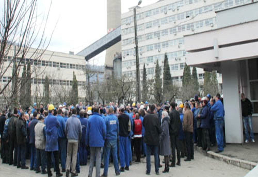Salariați ai Termocentralei Ișalnița și ai SE II Craiova din cadrul Complexului Energetic Oltenia, protest în Piața Prefecturii Dolj