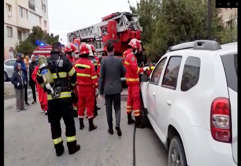 Bloc cuprins de un incendiu în Balş. 25 persoane evacuate, patru la spital