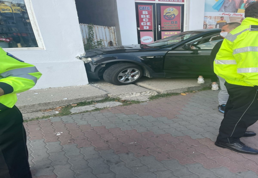 Un şofer a intrat cu maşina într-o clădire din Slatina