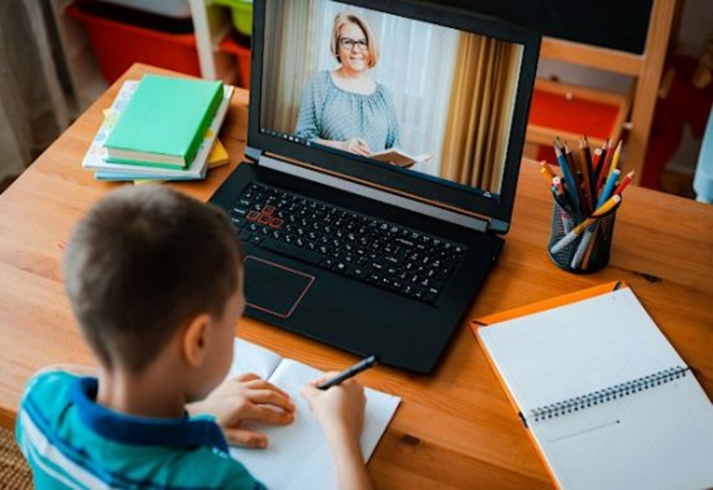 BANI pentru părinții elevilor care învață online. În ce CONDIȚII