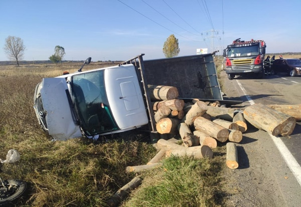 Două persoane rănite după coliziunea violentă dintre un autoturism și o autoutilitară, încărcată cu lemne. Victimele au ajuns la spital