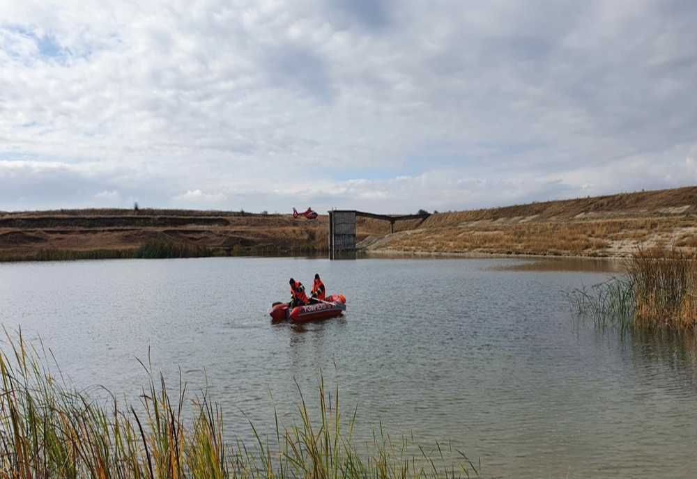 Tânăr care s-ar fi înecat într-un lac din Dolj, căutat de scafandri