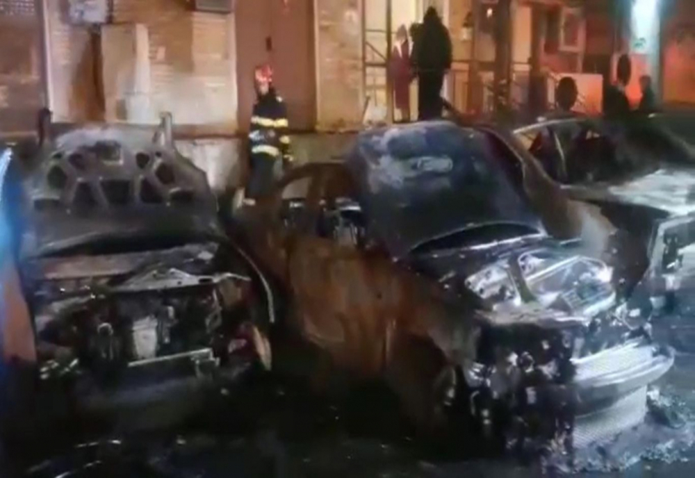 Cinci mașini au luat foc în parcarea unui bloc din cartierul Mazepa