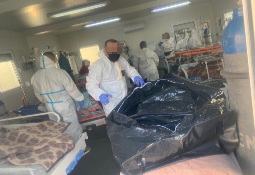 Pacienţii infectați cu noul coronavirus de la UPU a Spitalului Județean Galați sunt înveliţi în pături şi conectaţi la aparatele cu oxigen