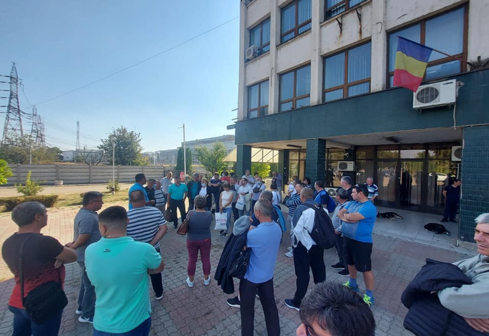 Angajaţii Termocentralelor Işaniţa şi Craiova II, protest la Prefectura Dolj