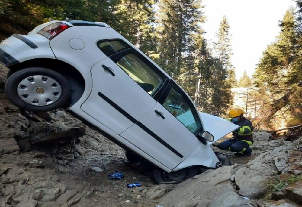 Două persoane au fost transportate de urgență la spital după ce s-au răsturnat cu mașina într-o prăpastie din Munții Bucegi