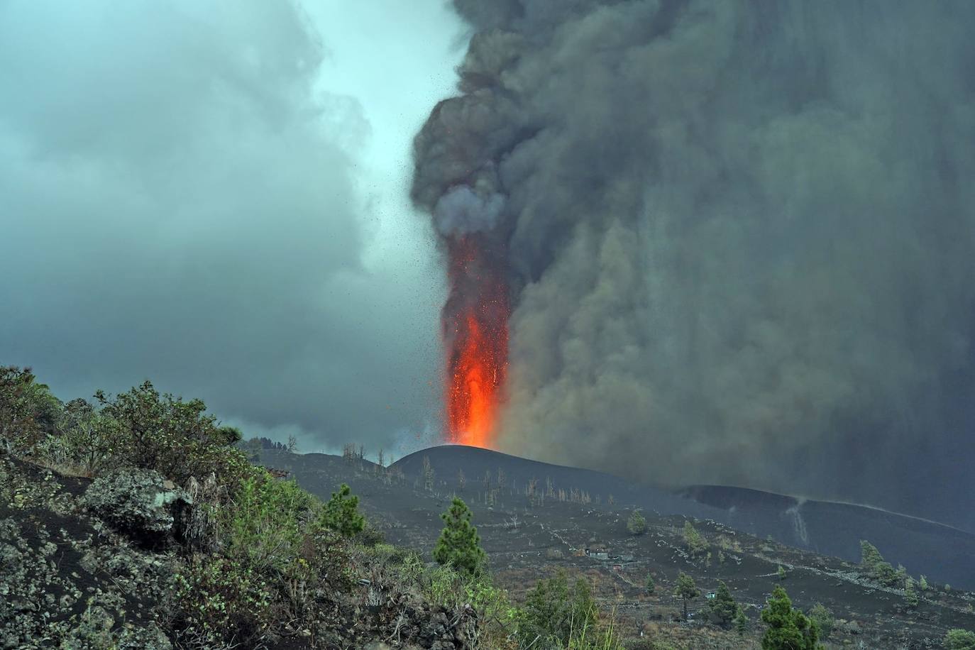 VIDEO. Apare o a cincea gură de foc în vulcanul din La Palma și se întețesc cutremurele